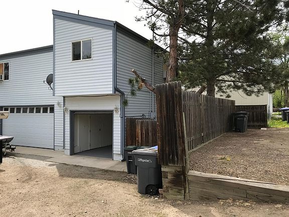 Illustrates the carriage house design and your 1 car garage