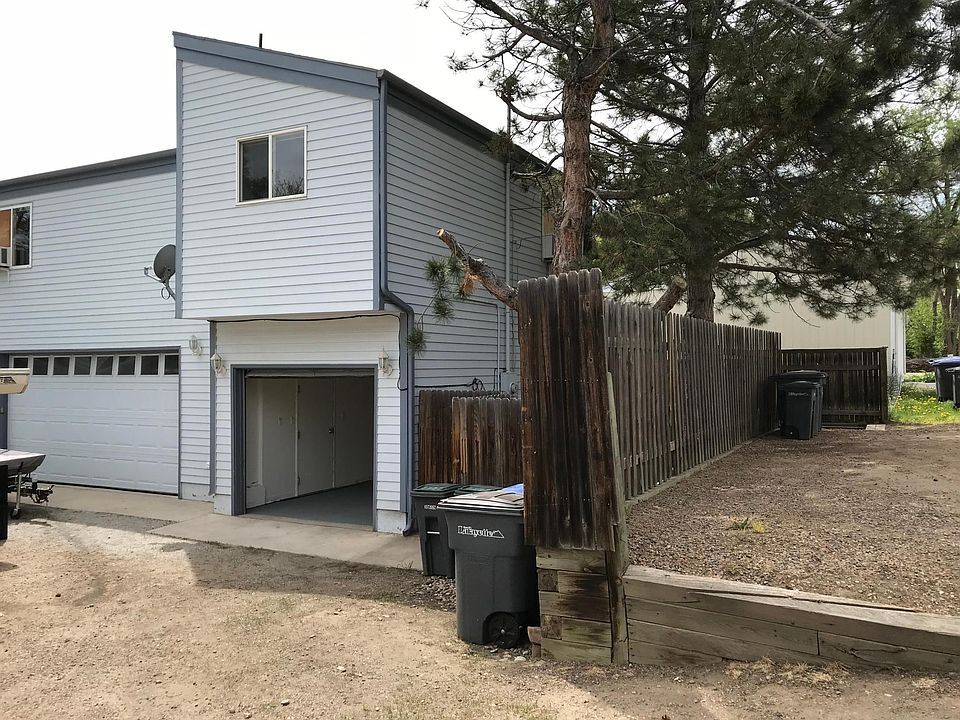 Illustrates the carriage house design and your 1 car garage