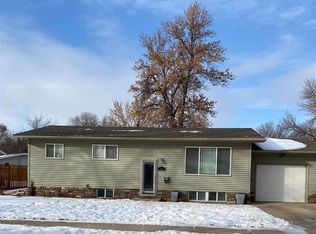 18 22nd St SW, Minot, ND 58701