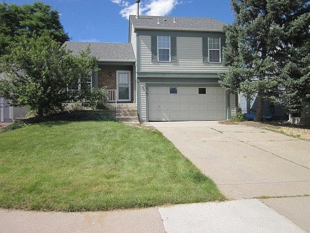 Front of house, sitting on culdesac
