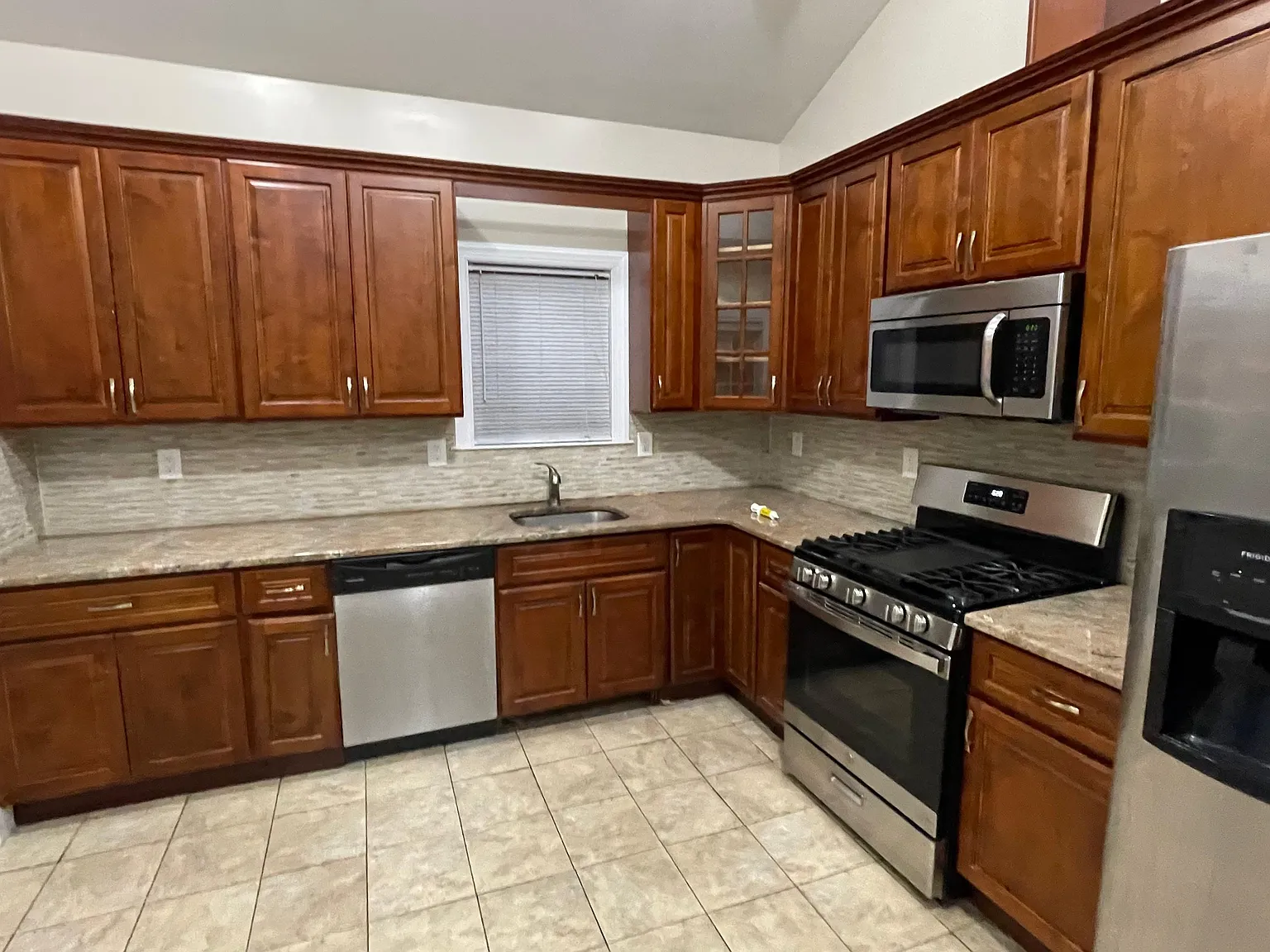 4 bed, 1400 sqft, $4,099 — Photo 2