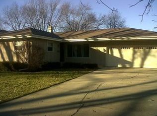 1828 Country Knoll Ln, Elgin, IL 60123