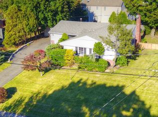 18 Thackeray Rd, Oakland, NJ 07436