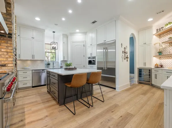 7 Sunview Rd, The Hills, TX 78738