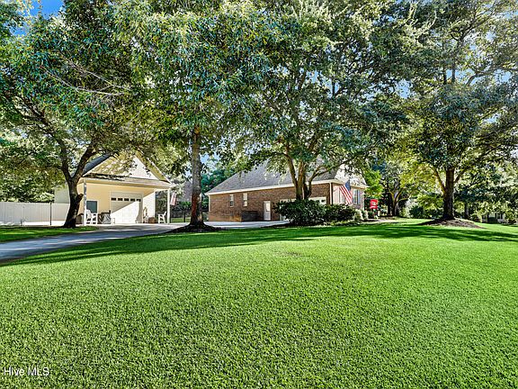3rd image of 302 Pecan Court