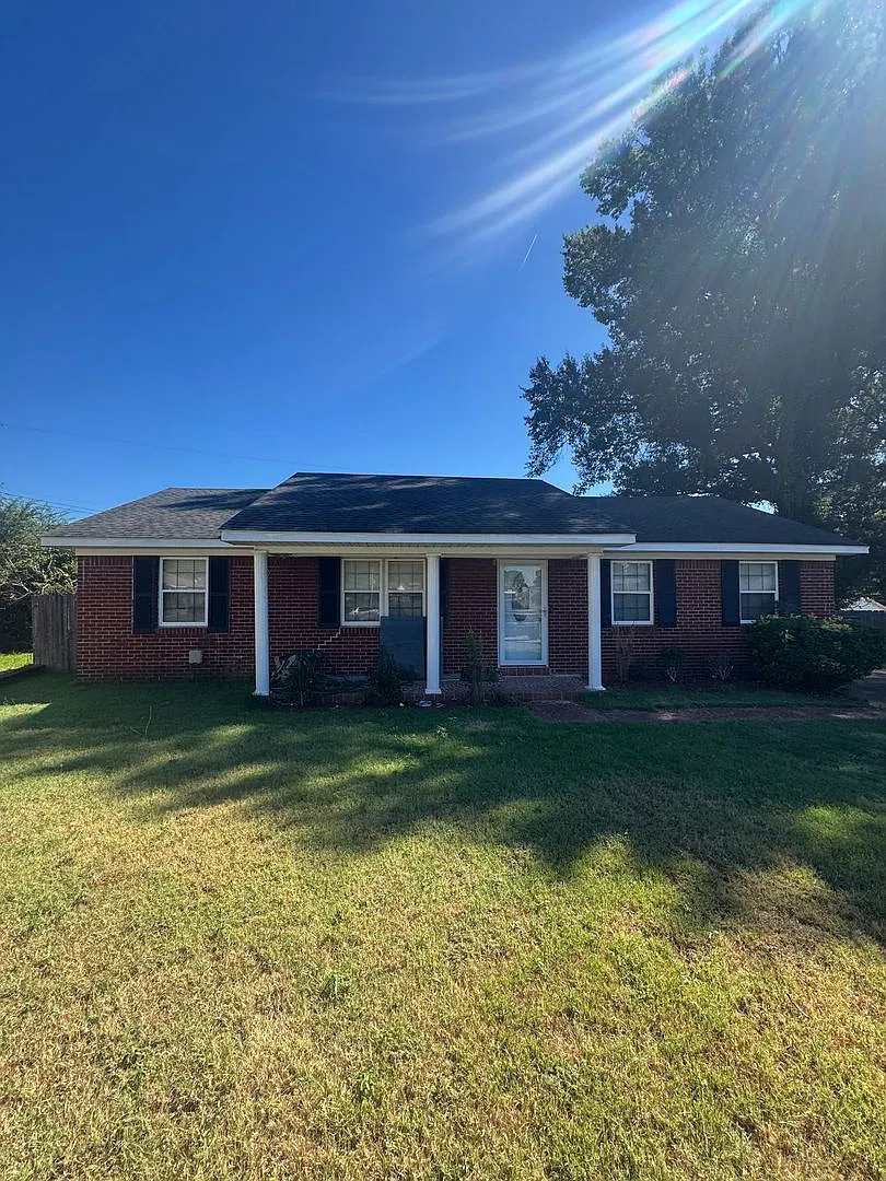 Welcome to 1853 Kingsview Drive! — Photo 1