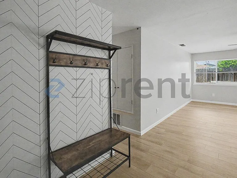 2307 N Cirby Way — Photo 7