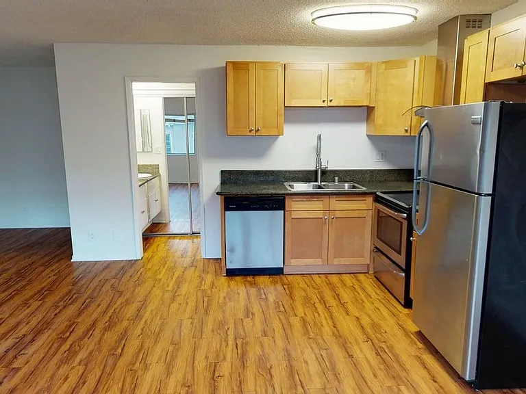 Wilshire Regency Apts. — Photo 8