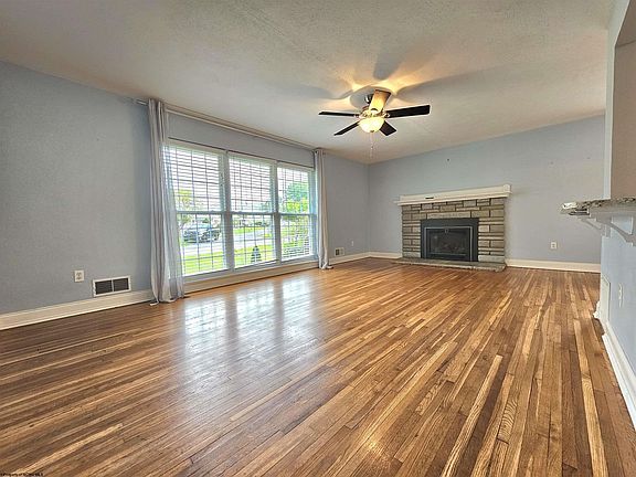 3rd image of 983 Woodland Dr