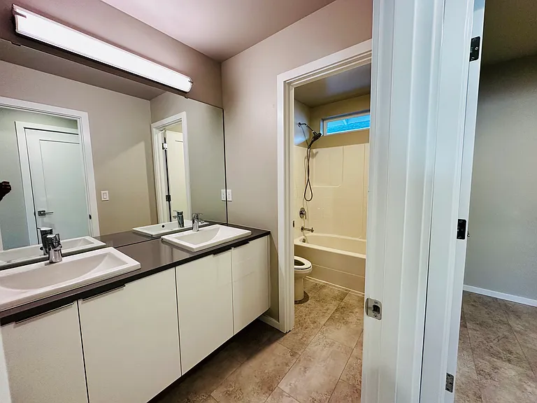 2nd floor - Guest Bathroom