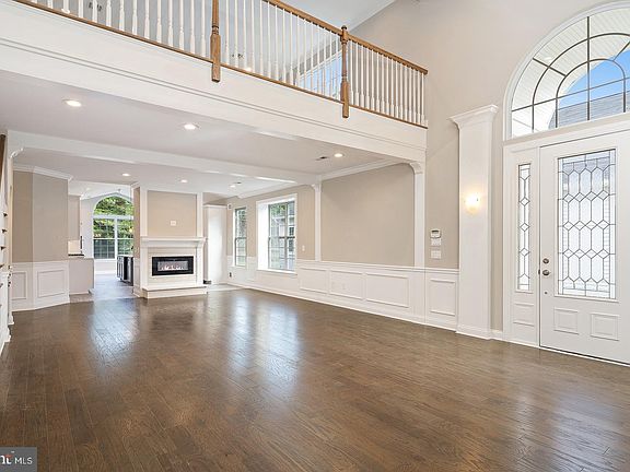 3rd image of 806 Tanglewood Ct