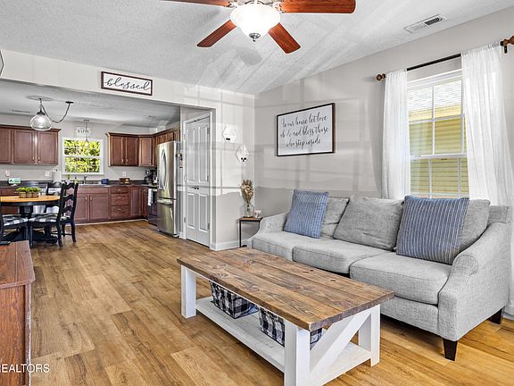 4th image of 1012 Lennox Cir