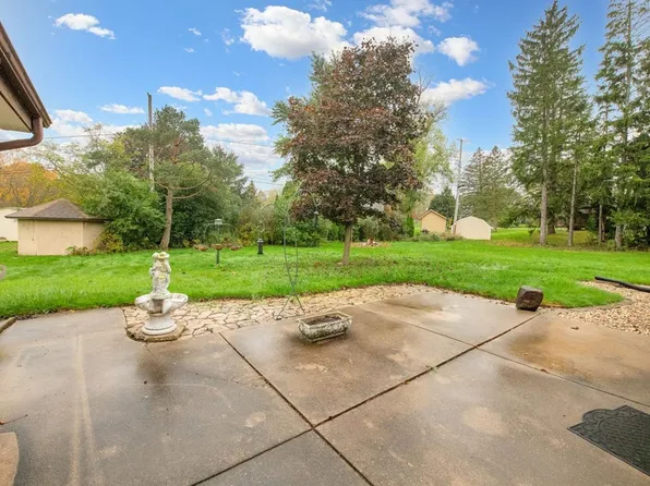 N55W21387 Logan Dr, Menomonee Falls, WI 53051