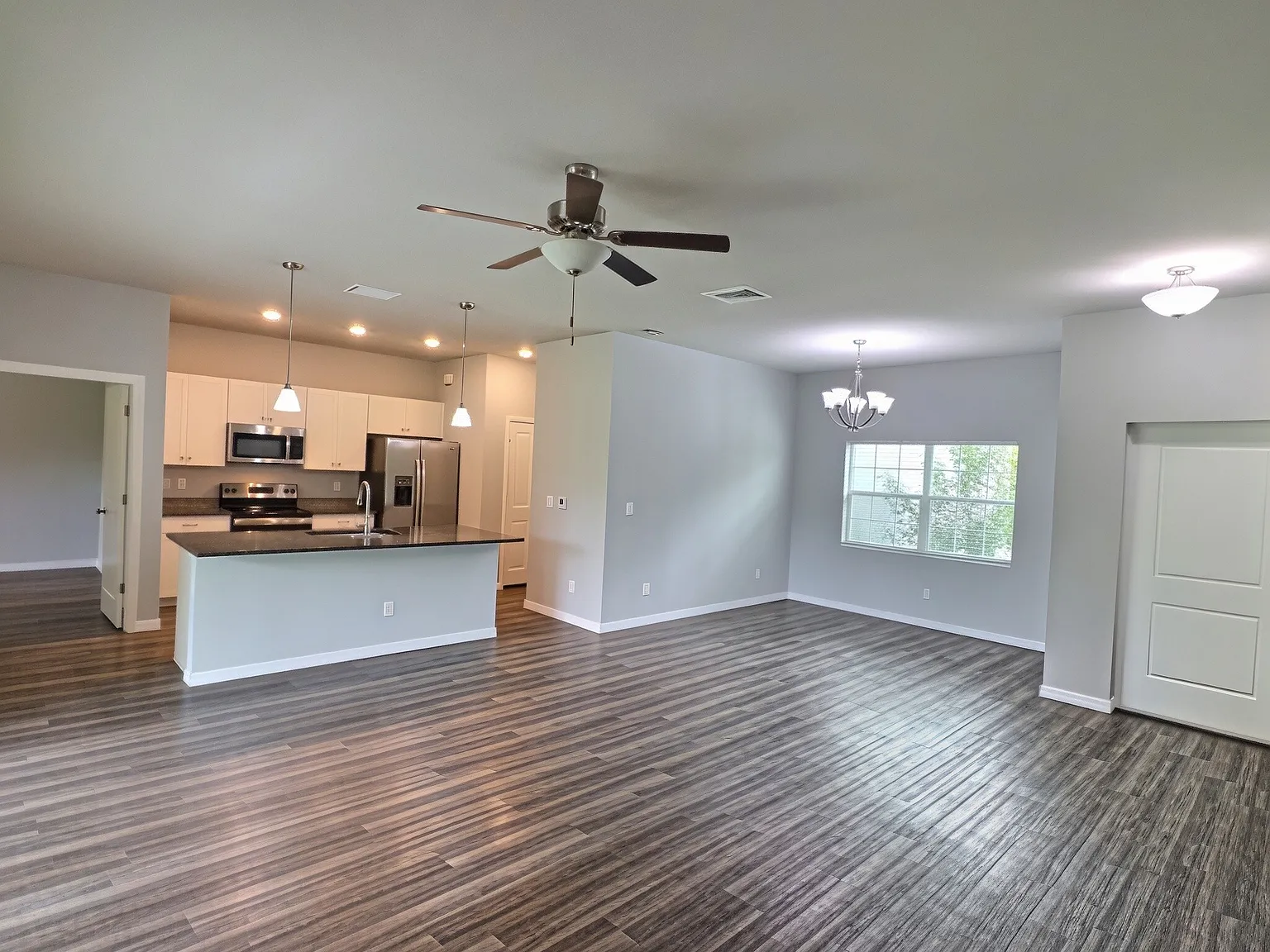3 bed, 1557 sqft, $1,975 — Photo 3