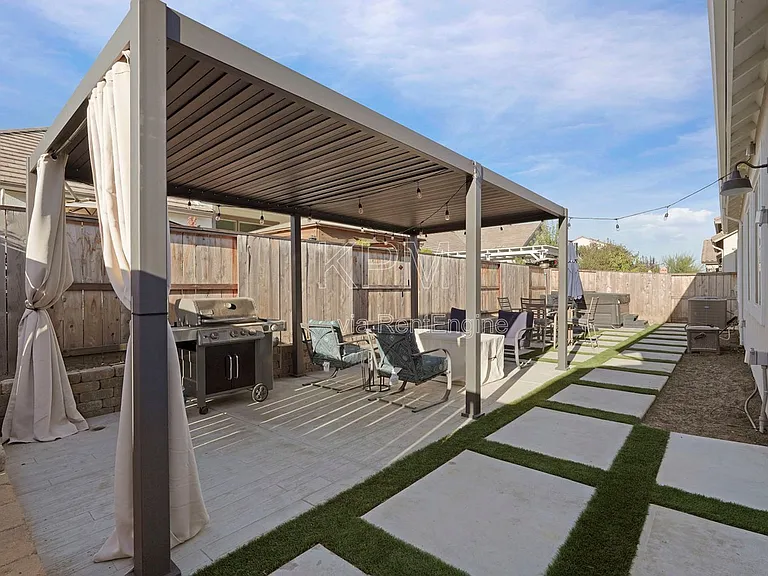 2933 Valencia St — Photo 47