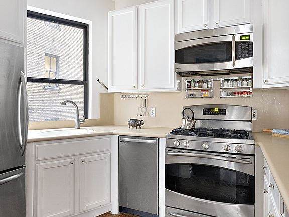 3rd image of 140 W 58th St APT 4C