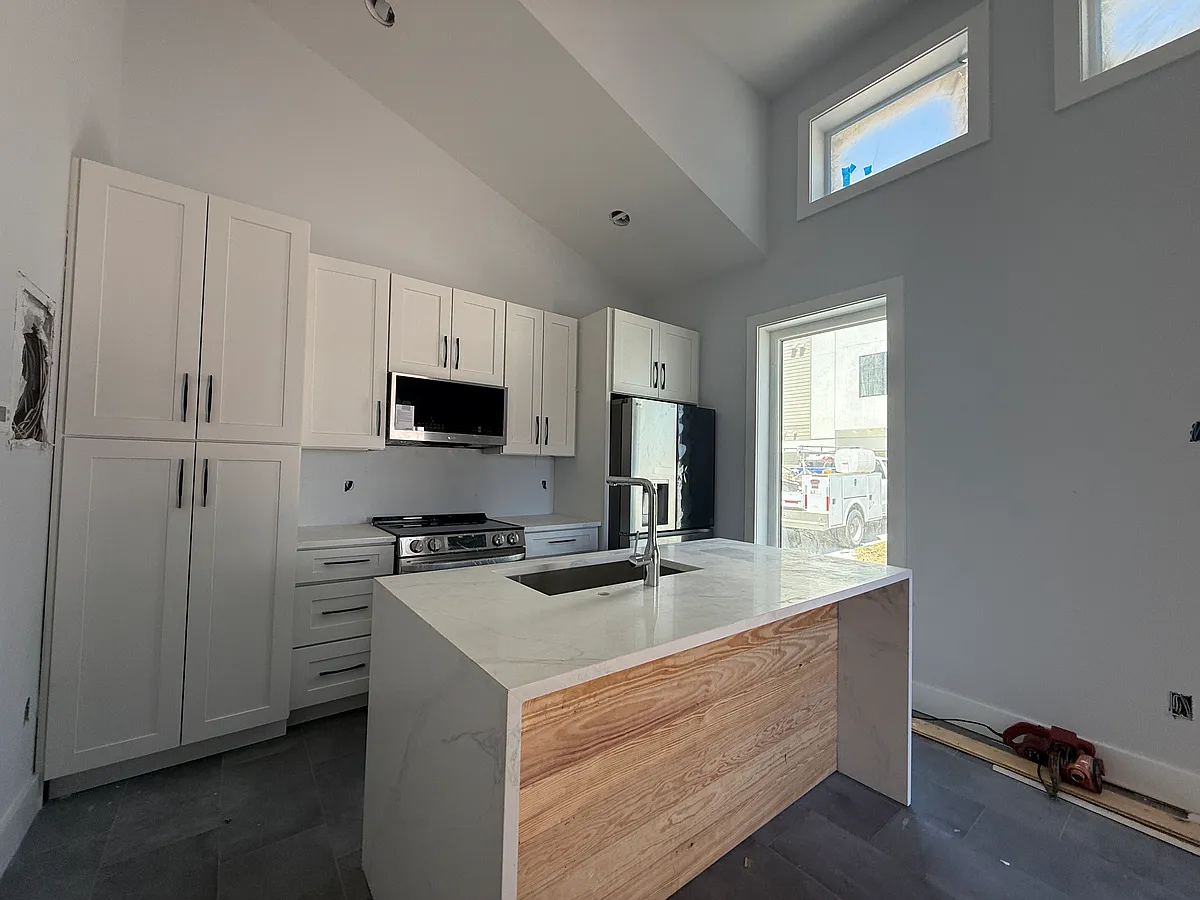 Building Photo - 119 12th Ave N #2