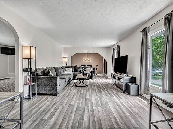 5th image of 986 Sugarmaple Ln