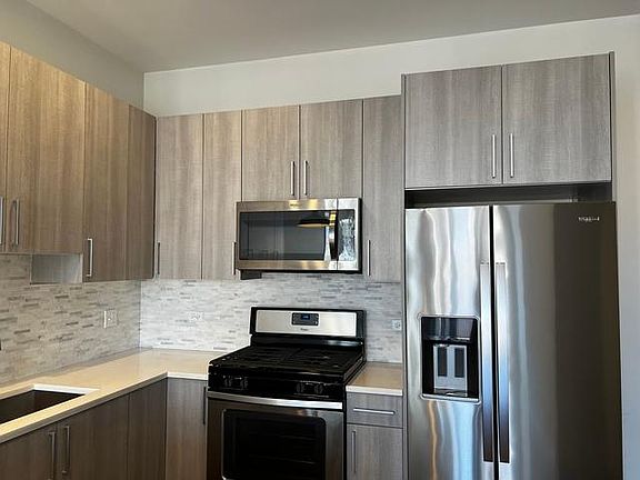 4th image of 5139 N Broadway St APT 411