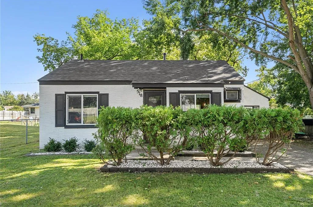 3 bed, 794 sqft, $2,300 — Photo 1