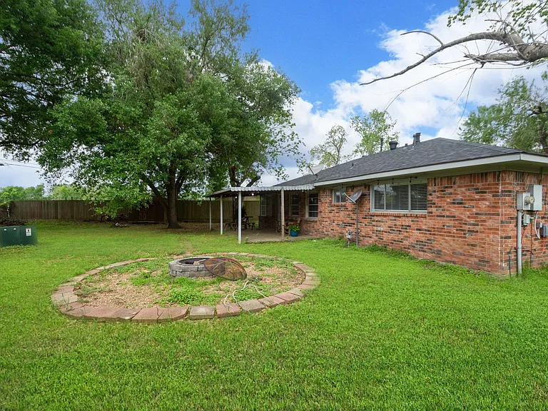 5704 Leggett Ln — Photo 24