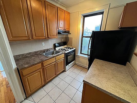 3rd image of 900 E 35th St APT C3