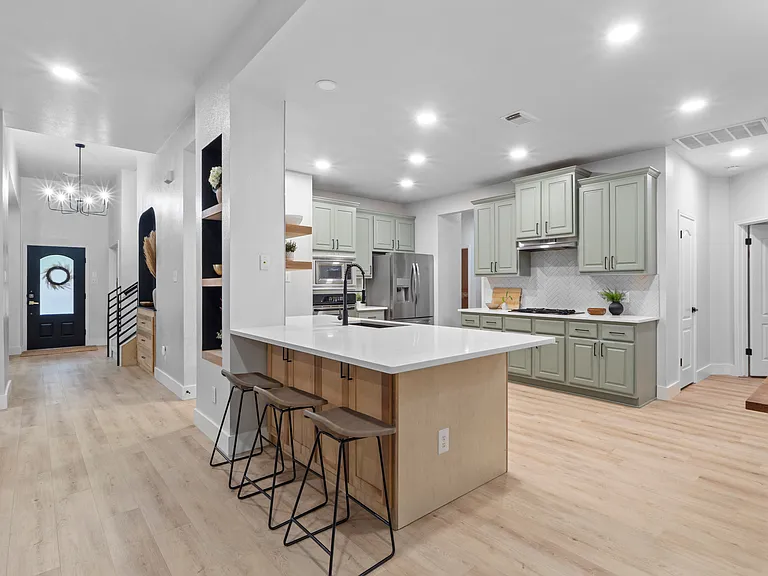 2915 Stonecreek Dr — Photo 4