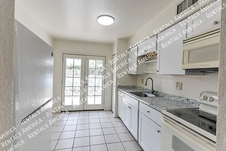 Charming 2-bedroom, 1 bathroom duplex style home with Large Yard! — Photo 4