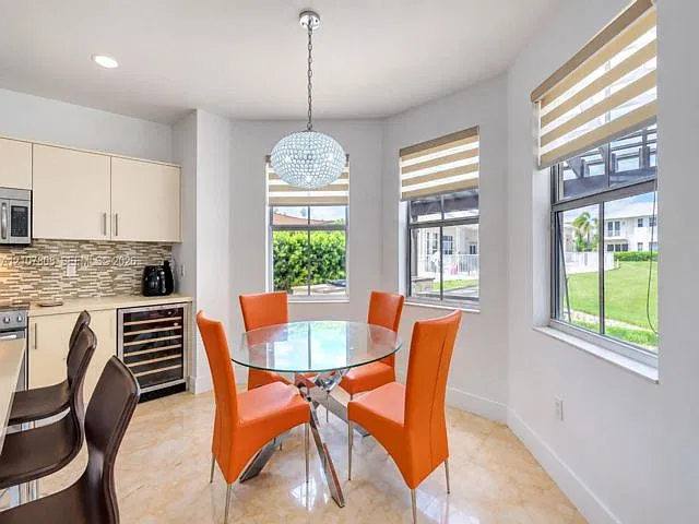 5 bed, 5.0 bath, $8,000 — Photo 2