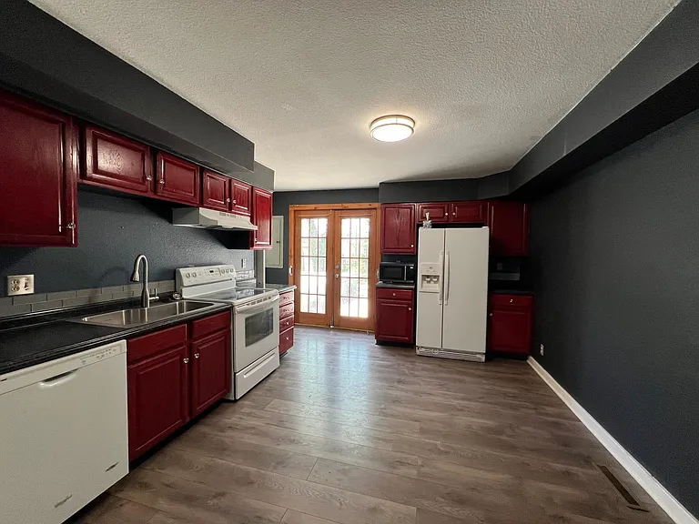 141 S Custer Ave — Photo 12
