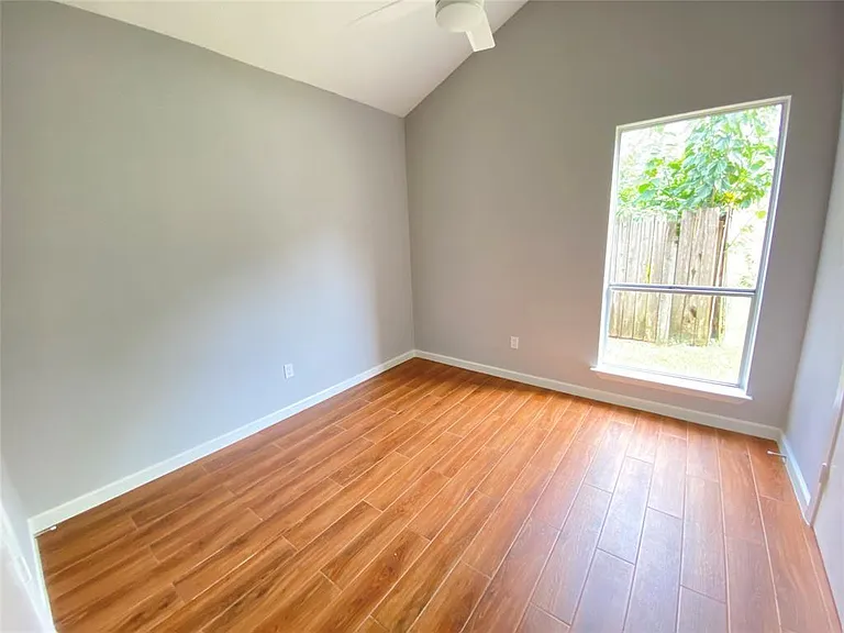 1011 Melford Ave — Photo 15