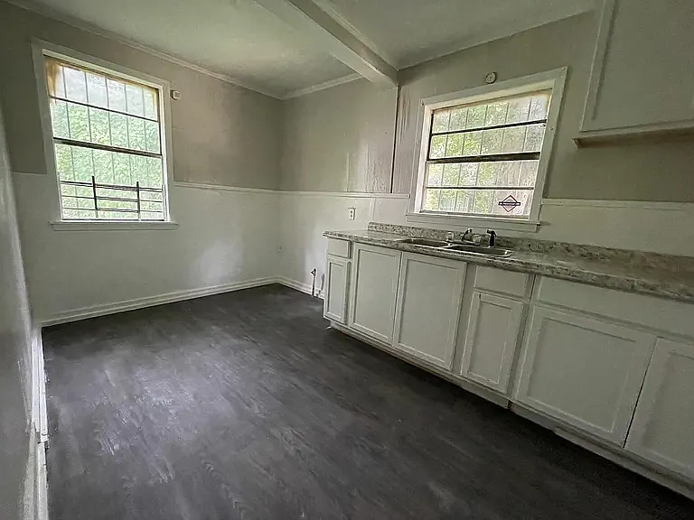 Building Photo - 450 Derrick St