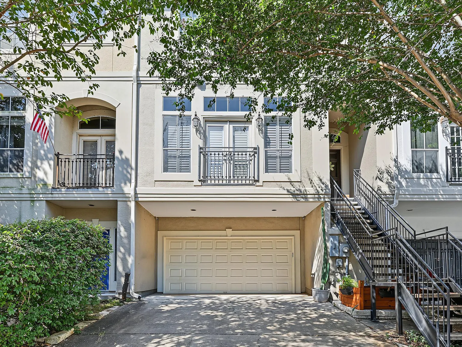2 bed, 2.5 bath, 1760 sqft, $2,700 — Photo 1