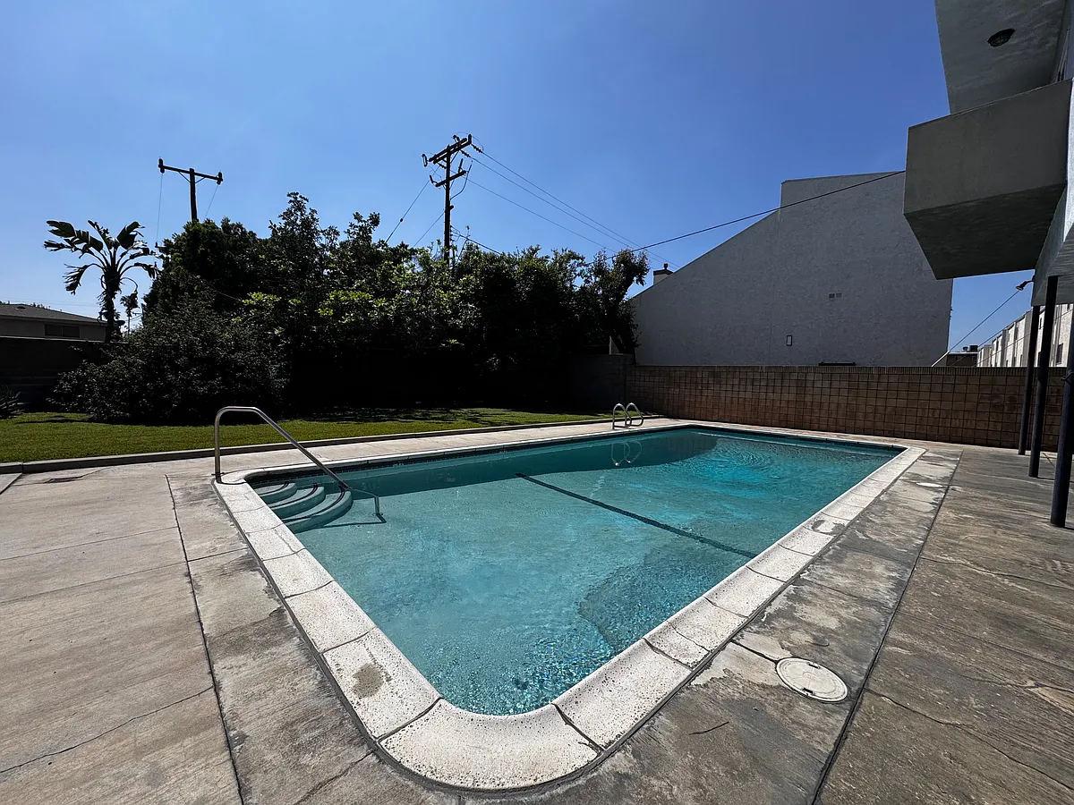 Building Photo - 526 W Huntington Dr #J