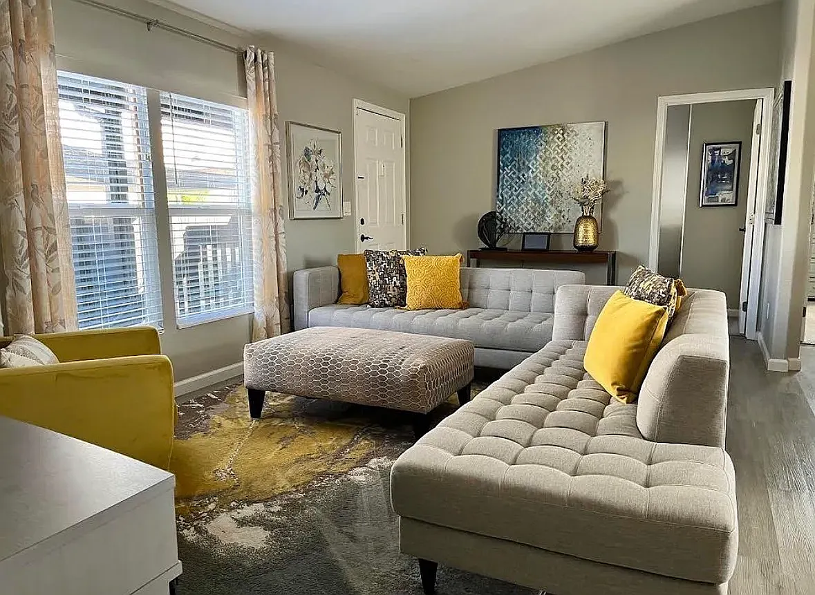 3 bed, 1050 sqft, $3,359 — Photo 1
