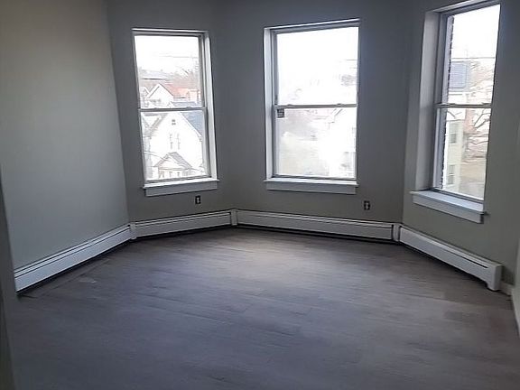5th image of 15-17 Whitmore St #2B-1Ba-850Sqft