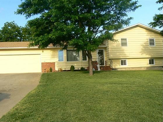 1st image of 2212 Manor Dr