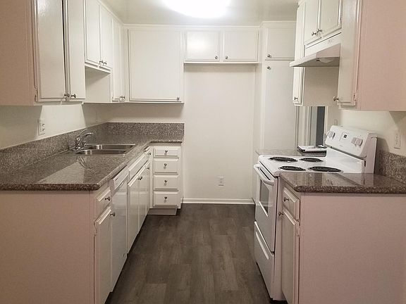 5th image of 121 E Live Oak St APT F