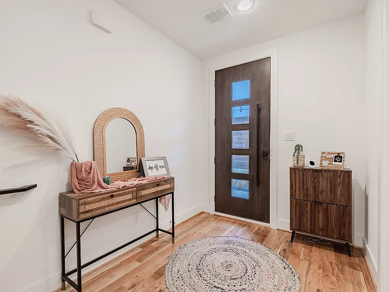 1904 Kearney Ct — Photo 8