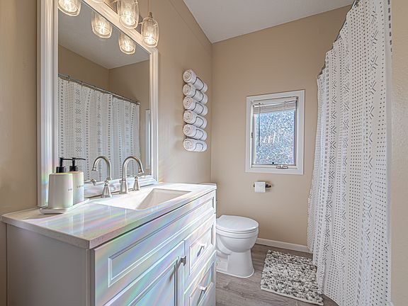 Bathroom w/tub and shower