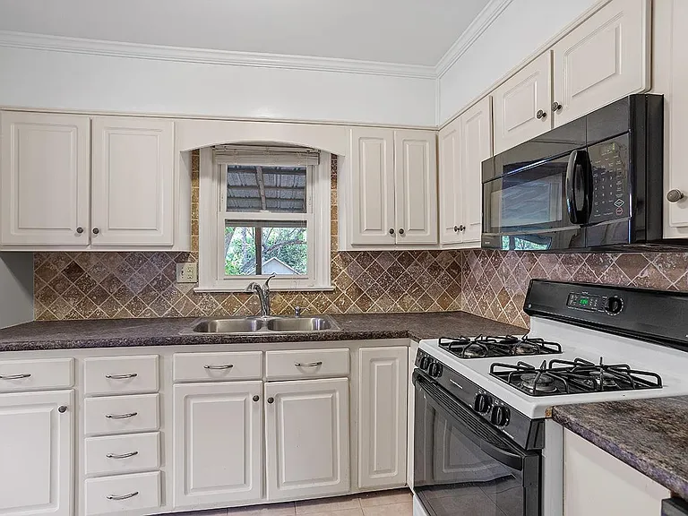 2111 Tudor Pl — Photo 10