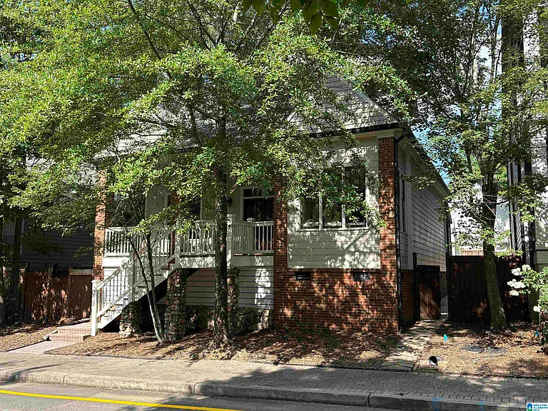 218 Hawthorn St — Photo 1