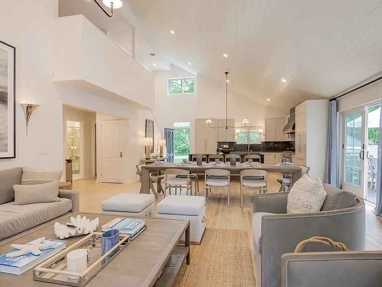 331 Meadows W — Photo 18