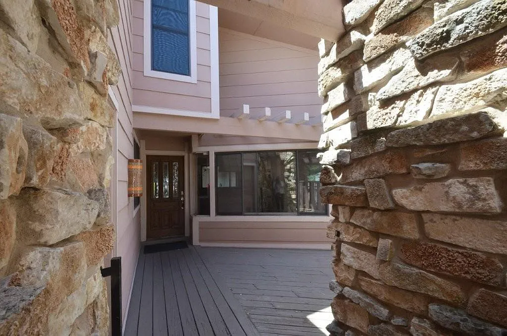 4 bed, 2.5 bath, 2284 sqft, $3,800 — Photo 3