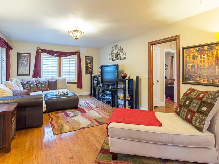 1101 E Lakeside Ave — Photo 2