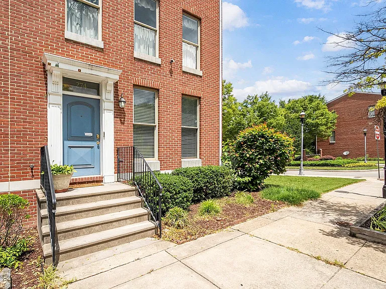 274 Robert St — Photo 3