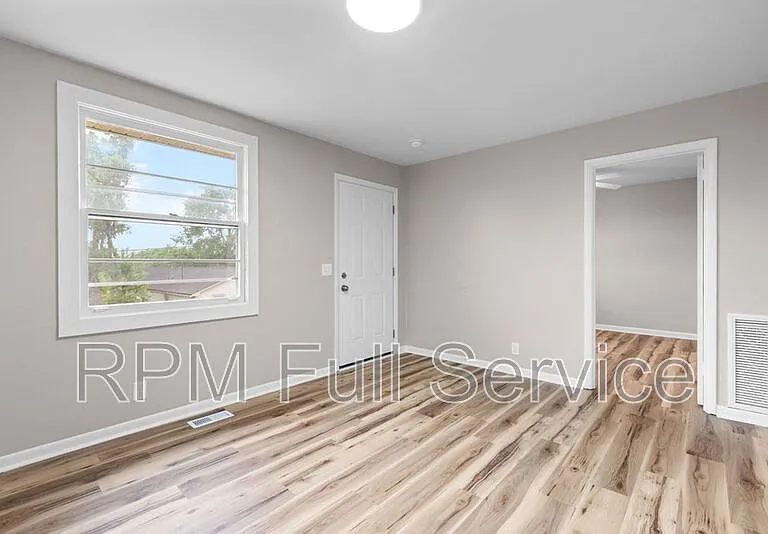 895 W Sharpe Ave #B — Photo 8