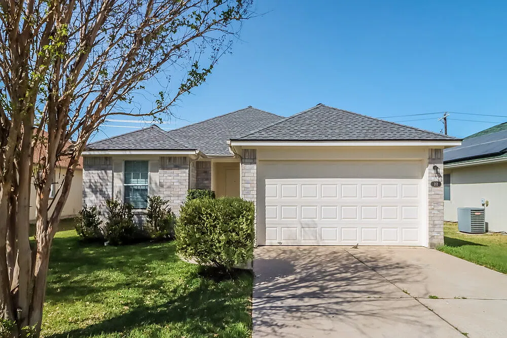 3 bed, 2.0 bath, 1438 sqft, $1,930 — Photo 1