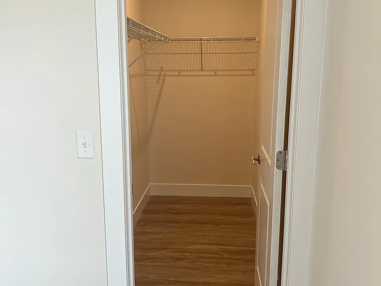 409 Court Yard Ln — Photo 8