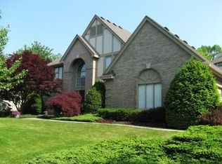 588 Cherry Tree Ln, Rochester Hills, MI 48306